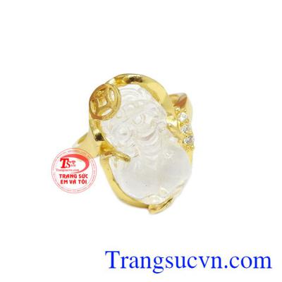 Nhẫn nữ tỳ hưu thạch anh trắng được chế tác tinh tế hợp phong thủy với sự kết hợp từ thạch anh trắng thiên nhiên và vàng tây 10k sáng bóng.