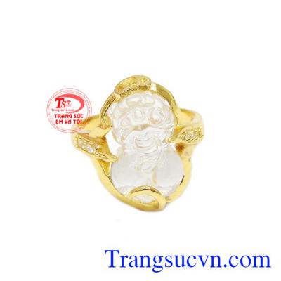 Nhẫn nữ tỳ hưu thạch anh trắng thiên nhiên được chế tác tinh tế, hiện đại và hợp phong thủy.