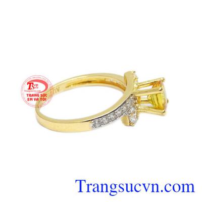 Sapphire vàng thiên nhiên gắn liền với sự giàu sang, thịnh vượng và phú quý.