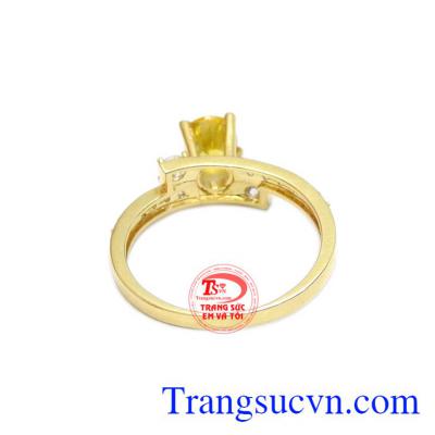 Nhẫn nữ sapphire vàng tinh tế được kết hợp từ vàng tây 18k và sapphire vàng thiên nhiên.