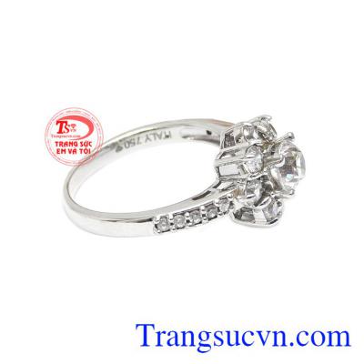 Sản phẩm chế tác từ vàng trắng 18k bền đẹp giúp các chị em thoải mái và tự tin khi sử dụng.
