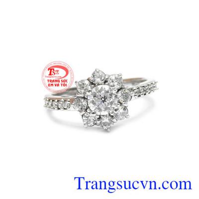 Nhẫn nữ Italy vàng trắng đẹp được thiết kế rất tinh tế nhằm tôn vinh nét đẹp của người phụ nữ.