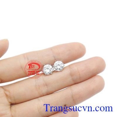 Đôi hoa tai nụ có thể kết hợp với nhiều kiểu trang phục.