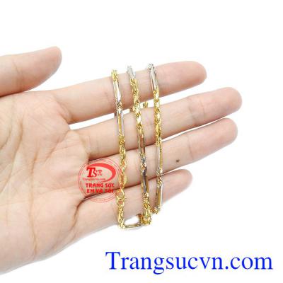 Dây chuyền phong cách thích hợp với nhiều trang phục.