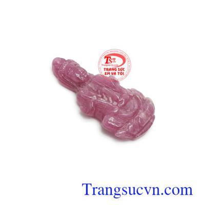Mặt phật bà ruby cát khí với nét mặt từ bi, hiền hậu, khi nhìn vào có cảm giác dễ chịu, an lành