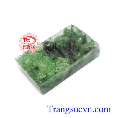 Việc sử dụng mặt ngọc chạm rồng có nhiều lợi ích như giúp tăng cường sức đề kháng, tăng vận may trong tình duyên và cuộc sống