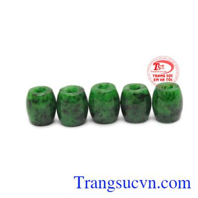 Lu thống cẩm thạch thích hợp bọc vàng hoặc bạc để làm mặt dây, hoặc có thể làm vòng đeo tay.