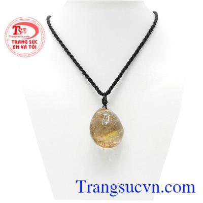 Mặt đá thạch anh tóc vàng hộ mệnh tỏa ra nguồn năng lượng chống lại tà khí, xua đuổi những điều không may mắn