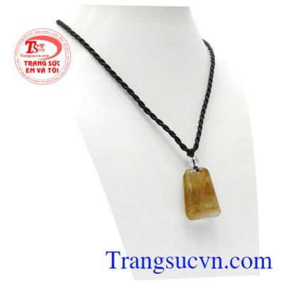 Những người đang gặp trắc trở trong chuyện tình cảm thường mang theo mình đá thạch anh tóc vàng để đường tình duyên được thuận lợi