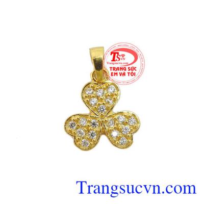 Mặt dây cỏ 3 lá xinh xắn là sản phẩm mặt dây vàng tây đẹp, sản phẩm vàng 10k, được thiết kế tỉ mỉ, tinh tế