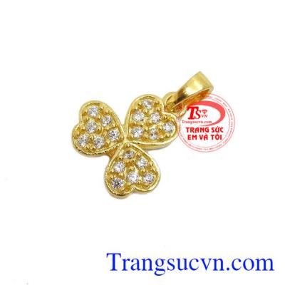 Mặt dây cỏ 3 lá xinh xắn được các bạn gái yêu thích