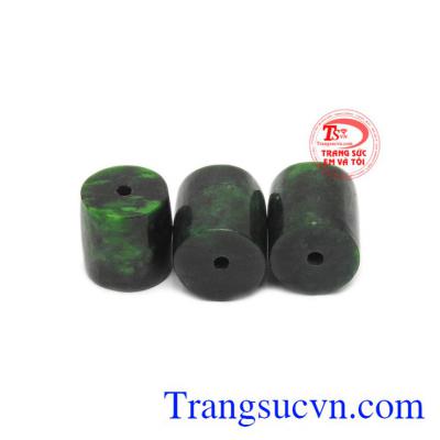 Ngọc cẩm thạch mang tới sự bình an, may mắn và thịnh vượng cho ai sử dụng thường xuyên.