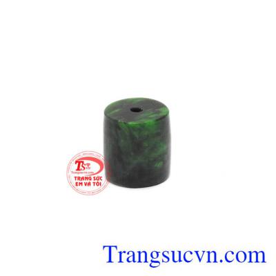 Mặt dây trụ cẩm thạch tài lộc được chế tác dạng trụ nhỏ, thích hợp để bọc vàng, bọc bạc làm mặt dây. 