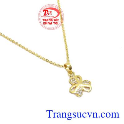 Mặt dây cỏ 3 lá may mắn là sản phẩm mặt dây chuyền vàng tây đẹp được các bạn nữ yêu thích