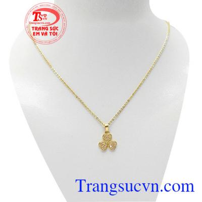 Bộ dây chuyền cỏ 3 lá may mắn là sản phẩm được chế từ vàng 10k, được chế tác tinh tế, sắc nét