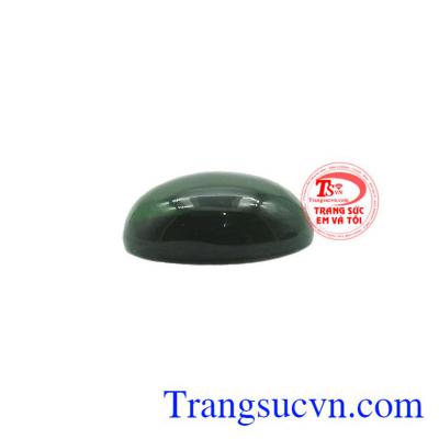 Về phong thủy, Nephrite đem đến sự may mắn cho con người, tránh được các vận xui, rủi ro, chống tà ma và sự nguy hiểm rình rập.