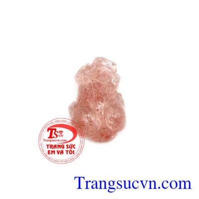 Tỳ hưu thạch anh dâu được làm từ đá thạch anh dâu thiên nhiên.