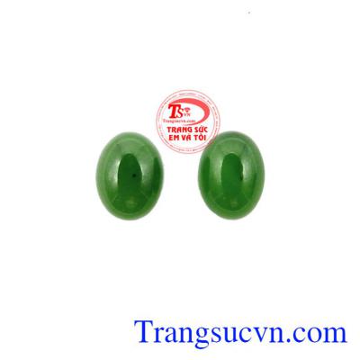 Mặt Nephrite tinh tế theo phong tục và truyền thống thì người xưa tin rằng người đeo ngọc có vận may tránh được rủi ro, ma quỷ và nguy hiểm.