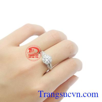 Nhẫn nữ vàng trắng tôn vinh nét đẹp của người dùng giúp bạn gái càng thêm tự tin và thể hiện.