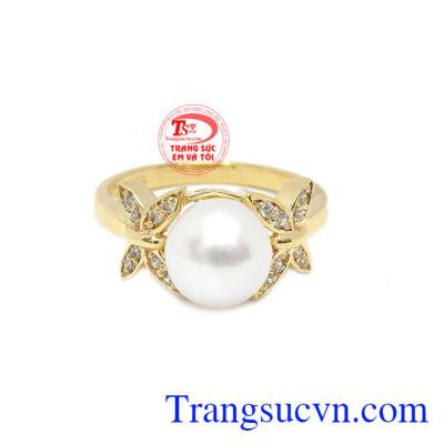Nhẫn nữ ngọc trai hồ điệp được chế tác từ vàng tây 14k cùng ngọc trai thiên nhiên sang trọng và quý phái. 