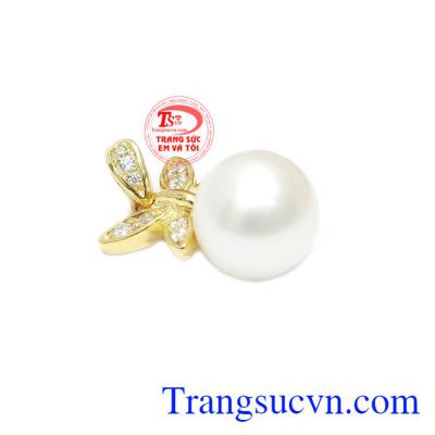 Mặt dây ngọc trai hồ điệp mang ý nghĩa về vẻ đẹp quyến rũ của người con gái với sự sang trọng và kiêu sa. 