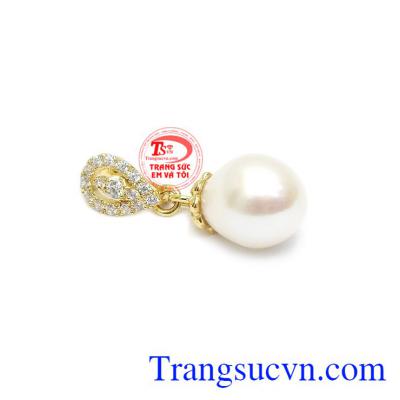 Mặt dây ngọc trai tinh tế là sự kết hợp từ ngọc trai và vàng tây 14k.