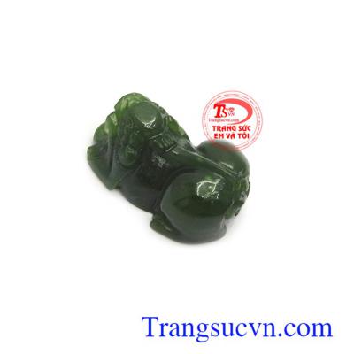 Mặt tỳ hưu ngọc bích tài lộc là linh vật có tác dụng giải trừ hung khí, chiêu tài lộc, thúc đẩy thăng quan tiến chức, mang lại hạnh phúc, bình an và tài lộc cho người đeo