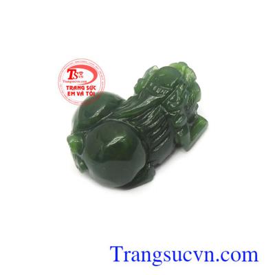 Đeo Mặt tỳ hưu nephrite may mắn có tác dụng chiêu tài lộc, may mắn về công danh sự nghiệp, bảo vệ tài sản và bình yên cho chính bạn