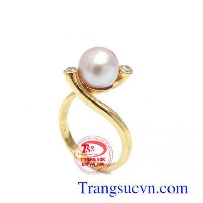 Nhẫn ngọc Trai Thanh Lịch là sản phẩm được chế tác từ vàng 14k, được chế tác tinh tế, thanh lịch