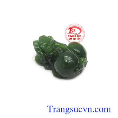 Mặt tỳ hưu nephrite bình an là linh vật được ưa chuộng bậc nhất trong phong thủy bởi khả năng chiêu tài lôc, giải trừ tà khí, mang lại của cải và bình an cho người đeo
