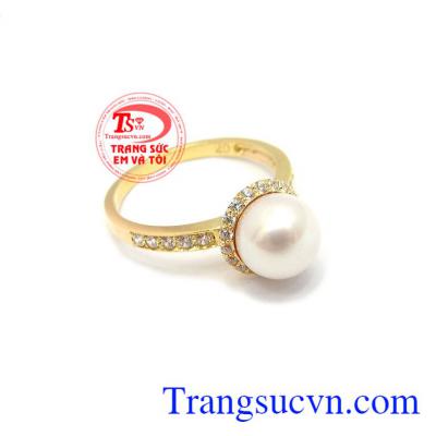 Ngọc trai có ánh xà cừ trắng tượng trưng cho sự may mắn, phú quý và thăng tiến