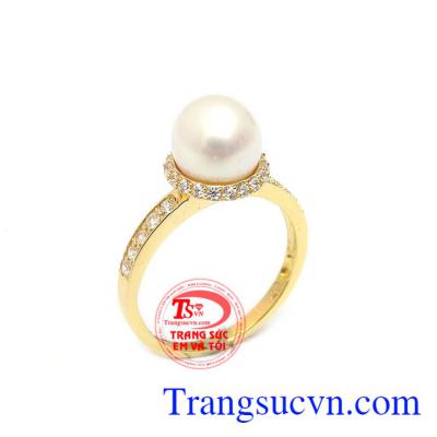 Nhẫn Ngọc Trai Phú Quý mang đến vẻ đẹp hoàn hảo cho phái nữ, sản phẩm được thiết kế tinh xảo, sắc nét