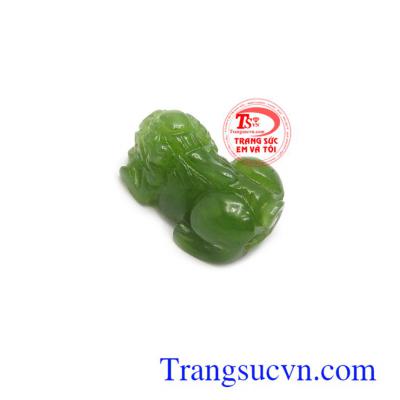 Mặt tỳ hưu Nephrite cát tường với tỳ hưu là linh vật đặc biệt được ưa chuộng bậc nhất trong phong thủy bởi khả năng chiêu tài lộc, của cải, thăng tiến trong công việc, mang lại bình an, may mắn và hạnh phúc cho người đeo