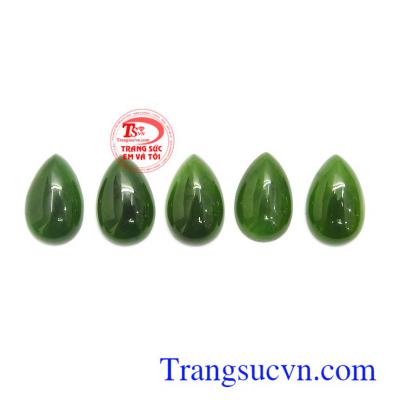 Mặt nephrite phù hợp làm mặt dây chuyền sang trọng, thời trang và phong thủy