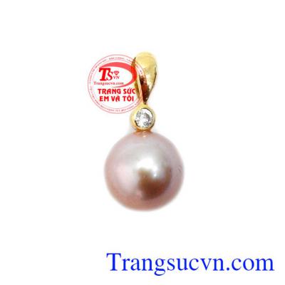 Mặt dây Ngọc Trai Hạnh Phúc sở hữu vẻ đẹp quyền quý, trang sức ngọc trai còn là biểu tượng cho sự toàn vẹn nên đây là món quà chuyền đạt nhiều thông điệp ý nghĩa đến với những người thân yêu