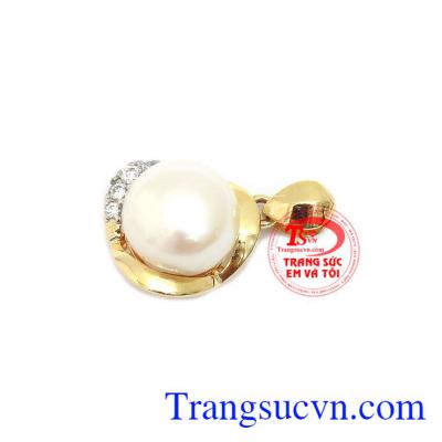 Mặt Dây Ngọc Trai Nữ Hoàng mang đến vẻ đẹp lộng lẫy kiêu sa nhưng không kém phần tinh tế, thanh lịch