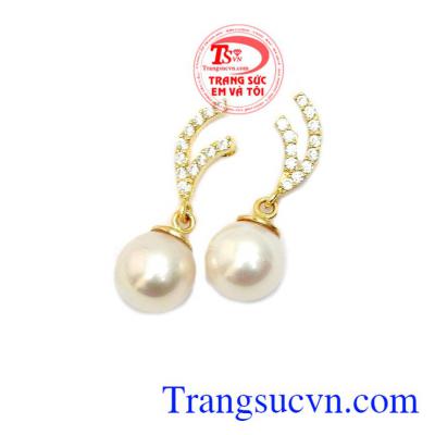 Hoa Tai Ngọc Thuần Khiết với ngọc trai màu trắng được nhiều chị em phụ nữ yêu thích mang đến sự nhẹ nhàng, thanh nhã, dịu dàng