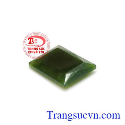 Cũng bởi mang trong mình là ngọc cẩm thạch nên món trang sức này được coi là vật hộ thân bảo vệ chủ nhân mọi tà khí, tránh xa vận xui