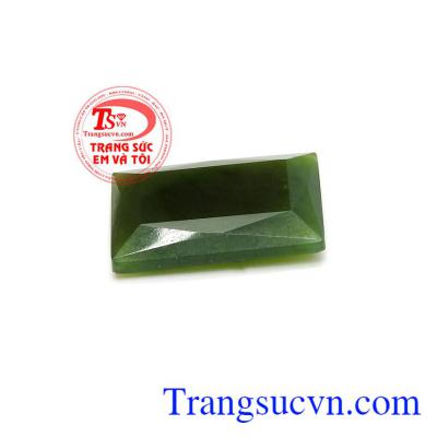 Ngọc cẩm thạch làm củng cố quyền lực và gia tăng khí vận giúp chủ nhân đạt được nhiều thành công trong công việc và mở rộng các mối quan hệ xã hội