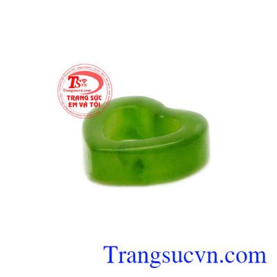 Người chủ nhân mang theo ngọc cẩm thạch bên mình để tôn lên đẳng cấp và như vật hộ thân bảo vệ khỏi những yếu tố tà ma