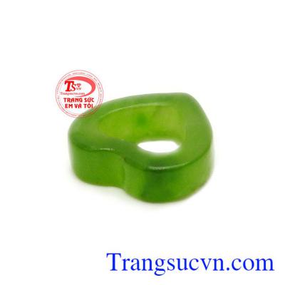 Mặt ngọc cẩm thạch vốn được mệnh danh là dòng đá hoàng gia mang vẻ đẹp quyền lực và tinh tế