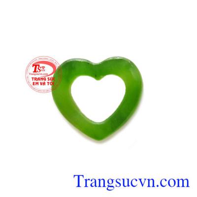 Mặt ngọc cẩm thạch trái tim được chế tác thành món trang sức như nhẫn, mặt dây, lắc tay, khuyên tai