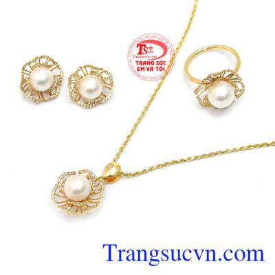 Bộ Trang Sức Ngọc Trai San Hô là bộ trang sức ngọc trai với ánh xà cừ sáng bóng, ánh đẹp