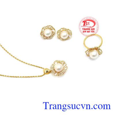 Trang sức ngọc trai là biểu tượng của tình yêu trọn vẹn nên đây là quà tặng truyền tải thông điệp yêu thương đến người thân