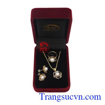 Mặt dây ngọc trai san hô đẹp mang đến vẻ đẹp lộng lẫy, kiêu sa nhưng không kém phần tinh tế, thanh lịch của phái đẹp