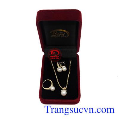 Ngọc trai có ánh xà cừ trắng tượng trưng cho sự may mắn, phú quý và thăng tiến