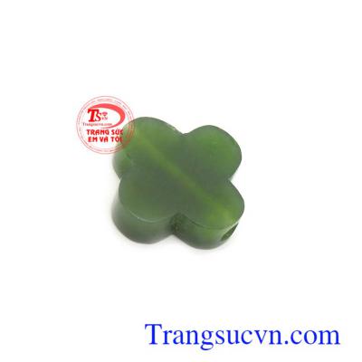 Mặt nephrite cỏ bốn lá may mắn là biểu tượng của sức khỏe, bình an và may mắn, giúp người đeo tránh được những điều không may trong cuốc sống