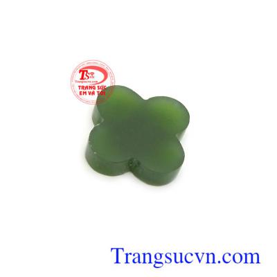 Mặt ngọc cỏ bốn lá xinh xắn phù hợp làm mặt dây chuyền, hoa tai, mặt nhẫn đeo hợp thời trang, sang trọng và quý phái