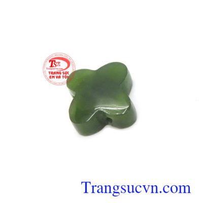 Mặt cỏ bốn lá phù hợp làm mặt dây chuyền, hoa tai, mặt nhẫn đeo đẹp, hợp thời trang và phong thủy