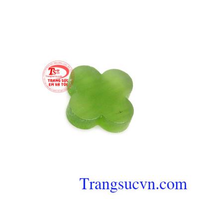 Mặt ngọc nephrite bốn lá bình an là biểu tượng cho niềm tin, tình yêu, hi vọng và may mắn